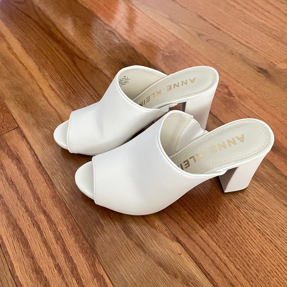 Anne Klein Tillie Block Heel Mules Womens 7 Medium White Peep Toe Sandals